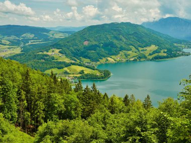Mondsee 'deki Almkogel' den ve Avusturya 'daki Mondseeland dağlarından panoramik bir manzara