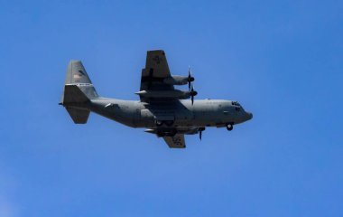 Lockheed C-130 Herkül 'ün yakın çekimi. Arka planda açık bir gökyüzü var.