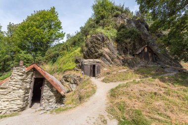 Arrowtown, Otago, Güney Adası, Yeni Zelanda 'daki bir tepenin yakınındaki güzel evler.