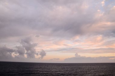 Bulutlar, Okyanus yakınlarındaki Günbatımında Renkli Bulutlar