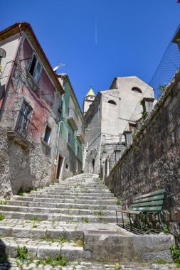 Sepino 'da dar bir sokak, Molise bölgesinde bir ortaçağ köyü, İtalya