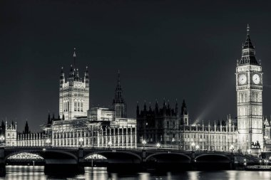 İngiltere, Londra 'nın aydınlık şehir manzarasının güzel bir görüntüsü. Gri tonda kasvetli bir günde çekilmiş.