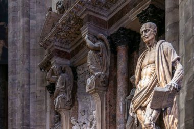 Aziz Bartholomew heykeli, İsa Mesih 'in havarisi. Milan Katedrali 'nin İçi