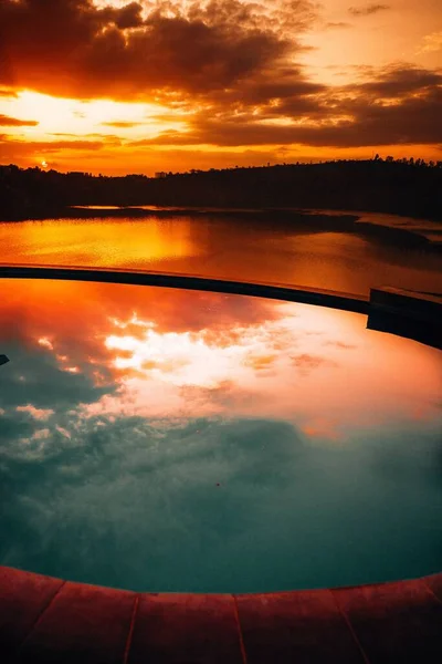 Вертикальный Снимок Бассейна Отражающего Закатное Небо — стоковое фото