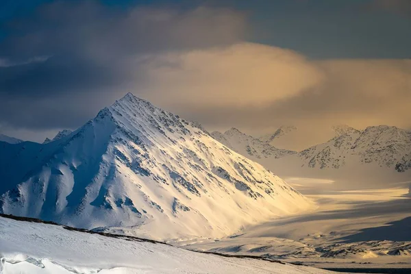 Pico Cubierto Nieve Valle Con Bonitas Nubes Suaves Ártico Cerca — Foto de Stock