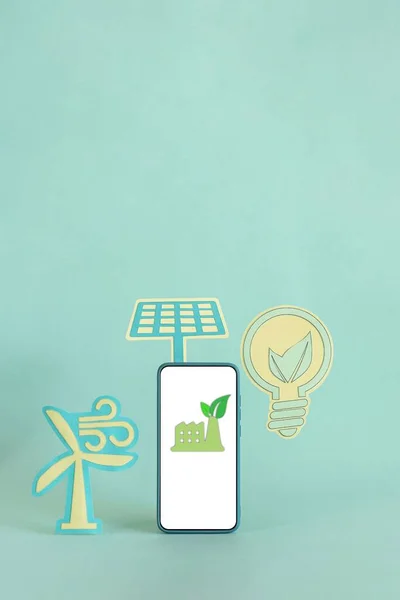 Eine Glühbirne Mit Sonnenkollektor Und Windkraftanlage Isoliert Auf Blauem Hintergrund — Stockfoto
