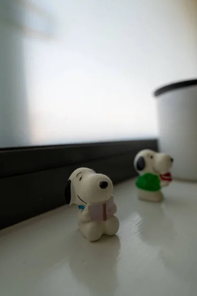 Selective Focus Shot Small Snoopy Dog Model Placed Windowsill — Stock Photo, Image