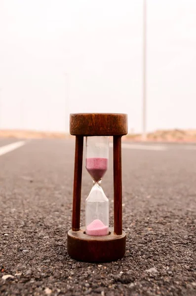 Alarme Time Concept Hourglass Sur Rue Asphalt — Photo