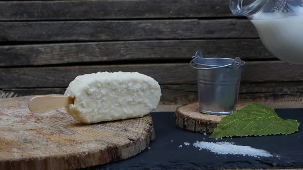 Uno Shot Del Gelato Bianco Pezzo Legno — Foto Stock