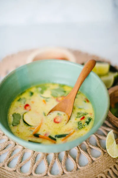 Närbild Thailändsk Kokossoppa Med Garneringar — Stockfoto