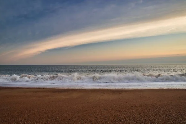 Ein Malerischer Blick Auf Wellen Die Bei Sonnenuntergang Mit Einem — Stockfoto