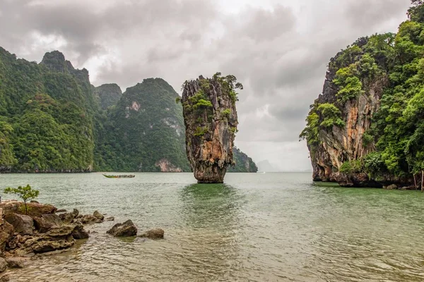 Die Schönen Klippen Mit Grüner Vegetation Bedeckt Phuket Bergige Insel — Stockfoto