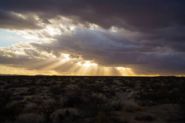 Gün Batımında Bulutlu Dramatik Gökyüzü Altında Bir Manzara — Stok fotoğraf