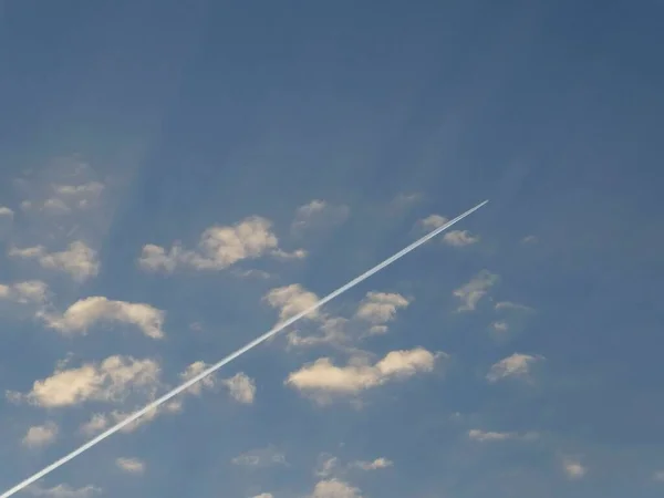 Flygplansspår Den Blå Molniga Himlen — Stockfoto