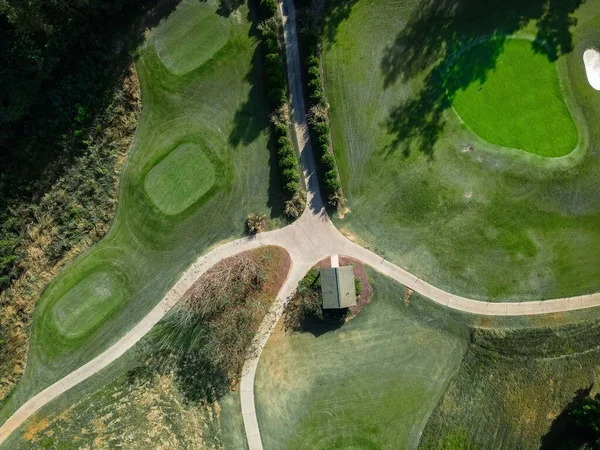 Een Luchtfoto Van Een Weelderig Groen Veld Een Kleine Schuur — Stockfoto