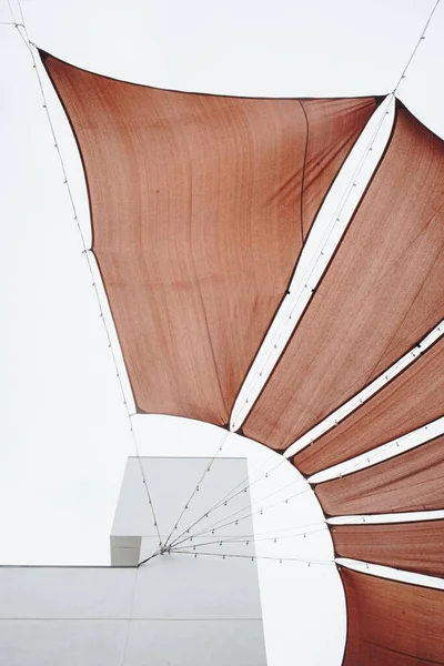 付属の帆を持つ建物の一部の垂直方向のビュー 現代的な背景のための良い選択 — ストック写真