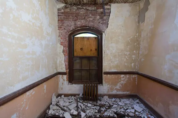 Wnętrze Starego Pokoju Uszkodzoną Ścianą Podłogą Drewnianym Oknem — Zdjęcie stockowe