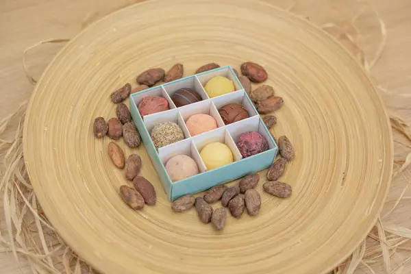 Detailní Záběr Krabice Kulaté Gurmánské Čokolády Různými Polevy Obklopený Ořechy — Stock fotografie