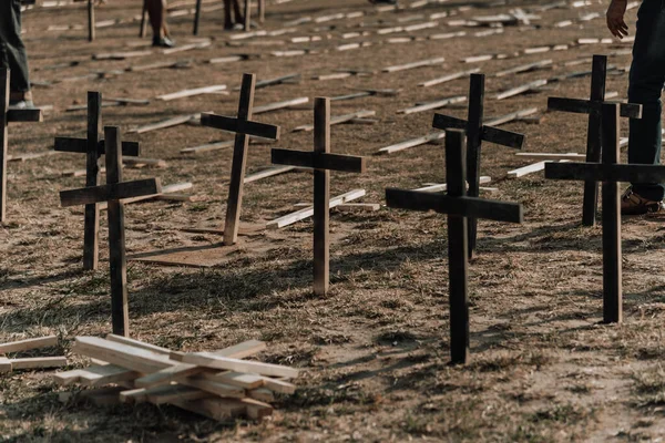 为纪念在巴西巴伊亚州萨尔瓦多的Covid 19遇难者而在地上钉上十字架的墓地 — 图库照片