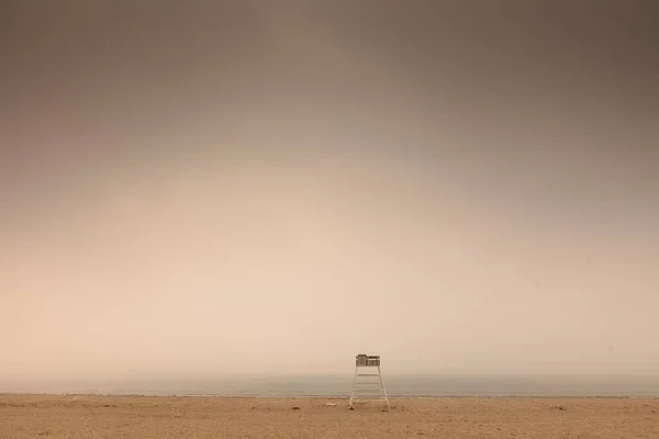 세피아 효과가 해변에 구명대 — 스톡 사진