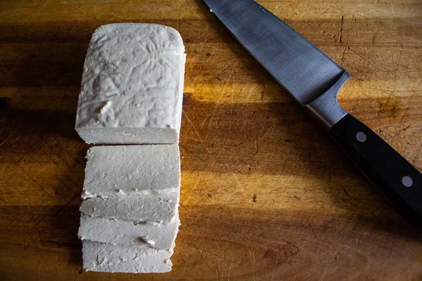 Bıçağın Yanında Dilimlenmiş Tahtadan Bir Parça Tofu — Stok fotoğraf