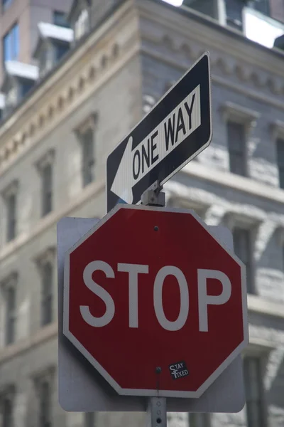 Eine Vertikale Aufnahme Eines Stop One Way Straßenschildes Der Stadt — Stockfoto
