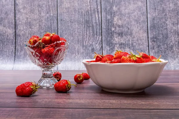 Ripe Red Strawberries Lie Surface Wooden Table Crystal Vase White — Stock Photo, Image