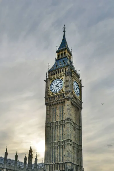 Büyük Ben Londra Ngiltere Kasvetli Bir Gökyüzüne Karşı Düşük Açılı — Stok fotoğraf