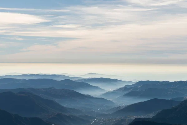 Colpo Aereo Nebbia Montagne Silhouette Sotto Cielo Bianco Nuvoloso — Foto Stock