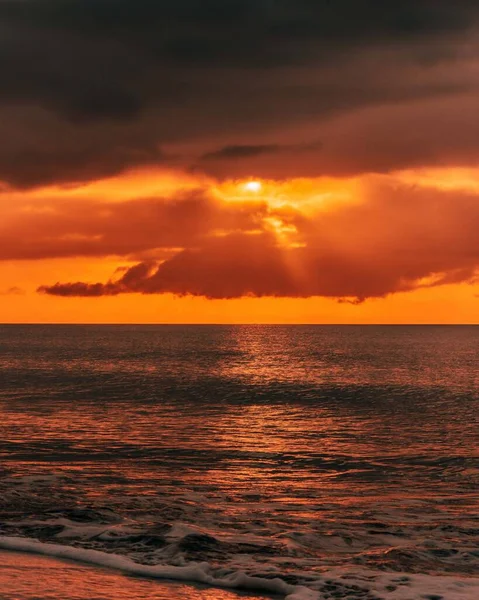 Tiro Vertical Mar Contra Belo Céu Nublado Pôr Sol — Fotografia de Stock