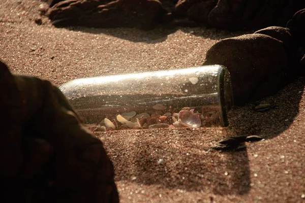 Bouteille Verre Jetée Moitié Enterrée Dans Sable — Photo