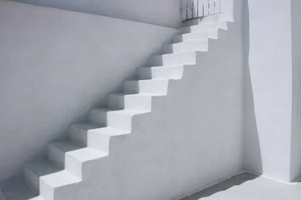 Interior Minimalista Una Casa Blanca Escalera Piedra Blanca —  Fotos de Stock