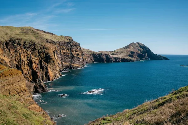 Een Kalme Zee Rotsen Een Heldere Dag Madeira Portugal — Stockfoto