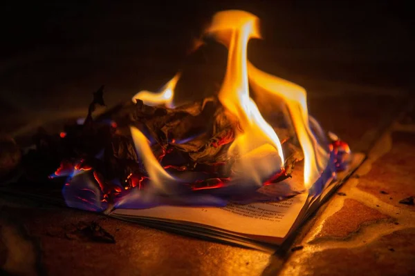 燃烧的纸 打开的书在水泥砖上烧成灰烬 手稿在外面燃烧 — 图库照片
