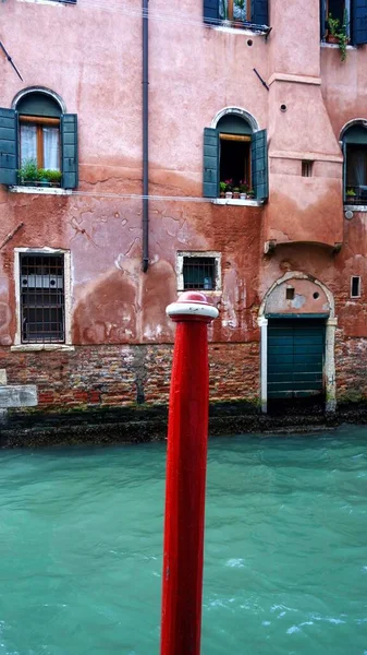 Ein Roter Pfahl Fluss Gegen Die Alten Gebäude Venedig — Stockfoto