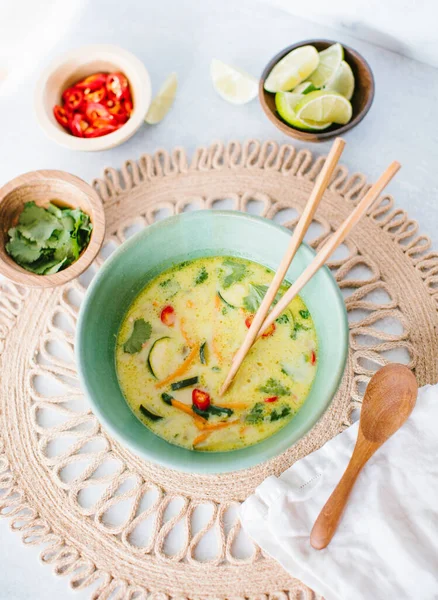 Una Sopa Coco Tailandesa Vegana Con Palillos Madera Una Cuchara —  Fotos de Stock
