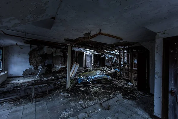 Plan Inquiétant Une Pièce Ancienne Ruinée Abandonnée — Photo