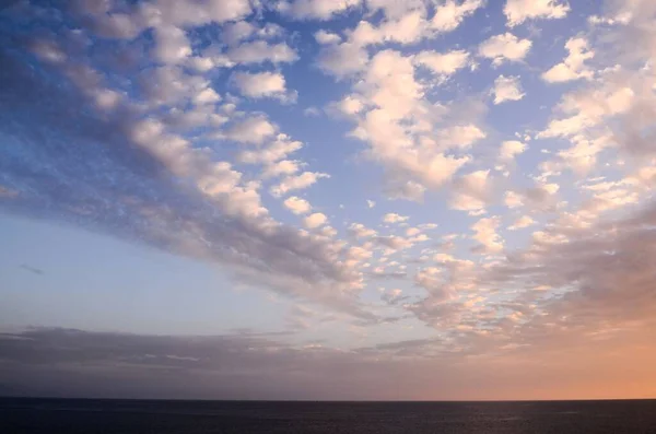 Cloudscape Χρωματιστά Σύννεφα Στο Ηλιοβασίλεμα Κοντά Στον Ωκεανό — Φωτογραφία Αρχείου