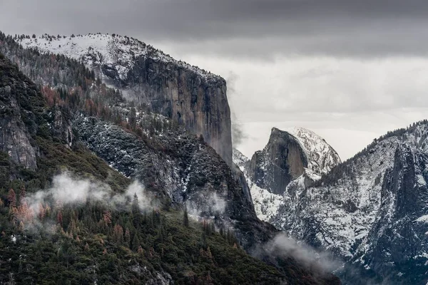 Uma Cena Hipnotizante Capitan Montanha Rochosa Com Neve Céu Cinza — Fotografia de Stock