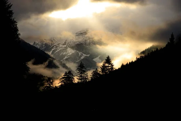 Ein Malerischer Blick Auf Bewaldete Berge Unter Wolkenverhangenem Himmel Bei — Stockfoto