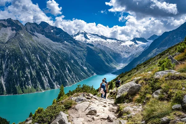 Een Schilderachtig Uitzicht Een Groep Wandelaars Groene Bergen Tegen Het — Stockfoto