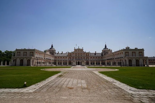 スペインのAranjuez 2022年7月3日 アルアンフエス王宮の正門と庭園のファサード — ストック写真