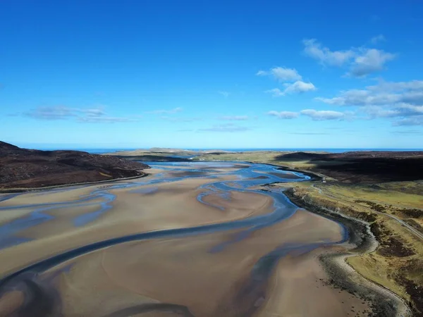Высокоугловой Вид Реку Песчаными Берегами Против Ярко Голубого Неба — стоковое фото