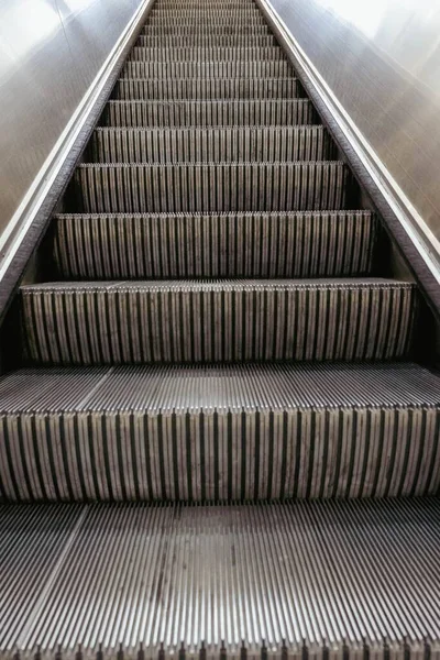 Eine Vertikale Aufnahme Von Rolltreppen — Stockfoto