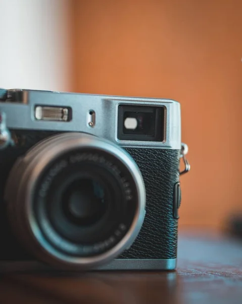 Een Verticaal Close Shot Van Een Camera Tafel — Stockfoto