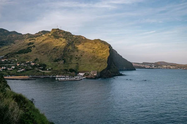 Una Vista Panorámica Paisaje Marino Azul Rodeado Colinas Fondo Nublado — Foto de Stock