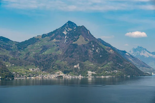 Güneşli Bir Günde Lucerne Gölü Kıyısında Güzel Bir Dağ Manzarası — Stok fotoğraf