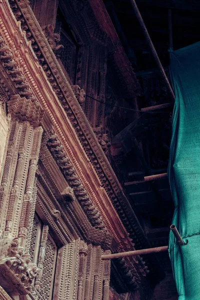 これらの古代の木工技術は 主に王宮などのネパール建築物の装飾に用いられる — ストック写真