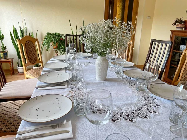 Ein Großer Tisch Mit Arrangierten Glasbechern Und Tellern Weiße Blumenvase — Stockfoto