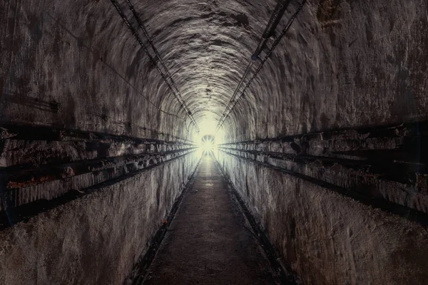 Utforskning Bunker Från Andra Världskriget Med Ficklampa — Stockfoto